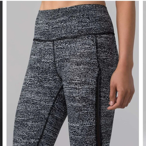 Lululemon Pace Perfect Crop (17") mid Rise Air Time  White Black Size 4 - Picture 5 of 16